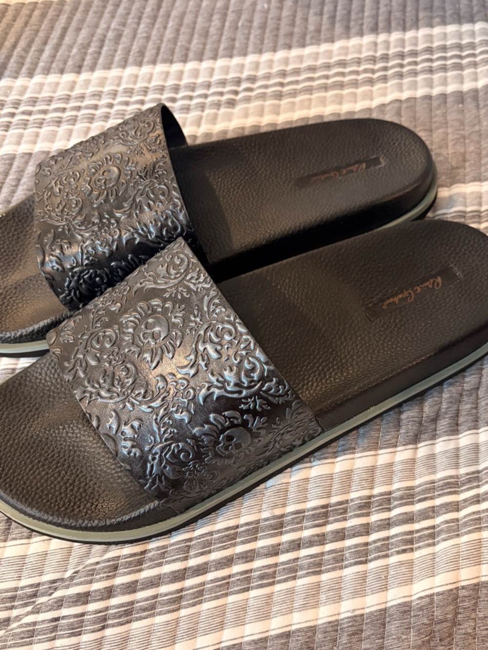 NWOT Robert Graham Men’s Size 13 Black Embossed Slide Sandals